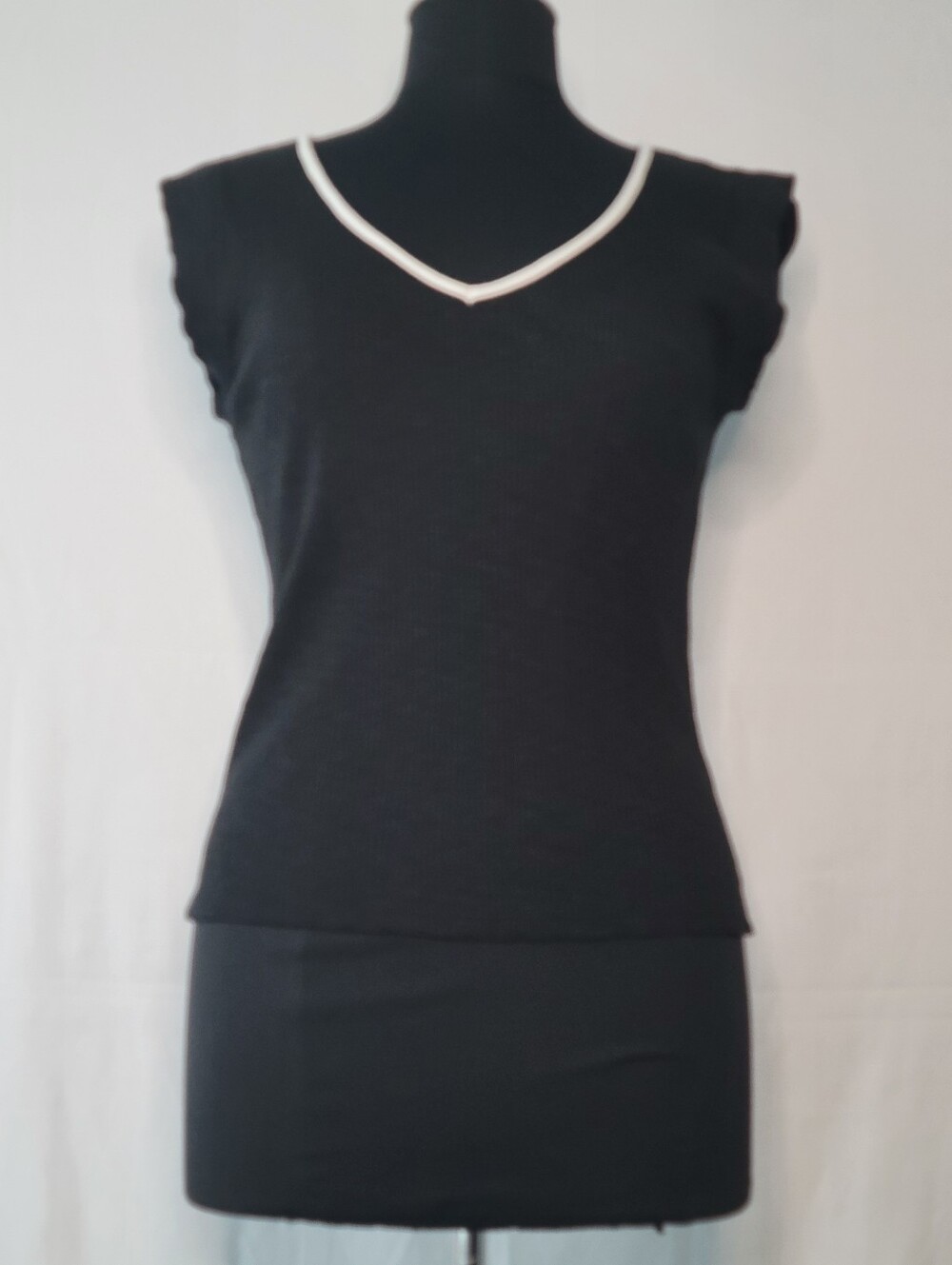 Lilla P Sleeveless Ribbed V-Neck Top